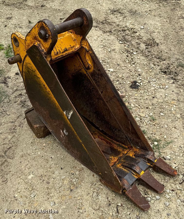 image for item MU9822 (4) backhoe buckets