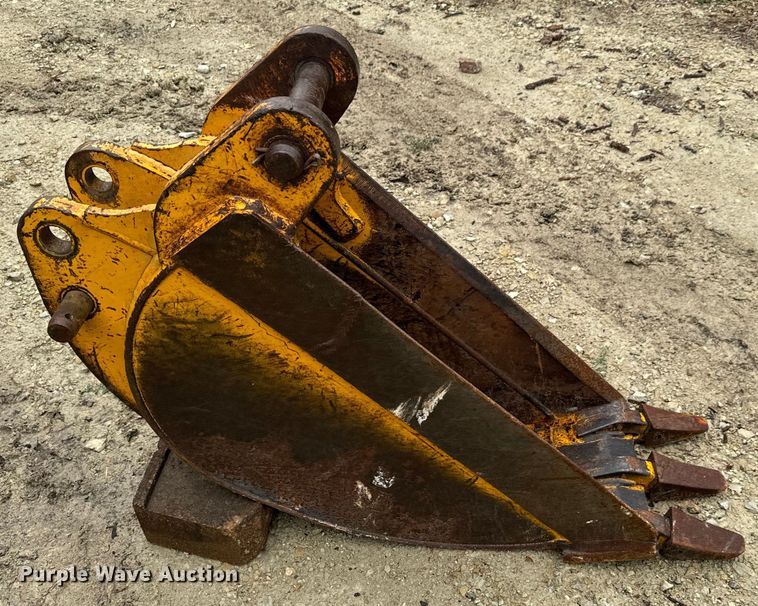 image for item MU9822 (4) backhoe buckets