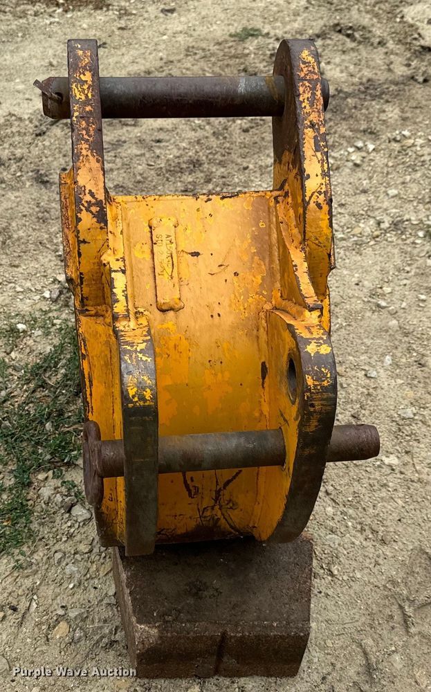 image for item MU9822 (4) backhoe buckets