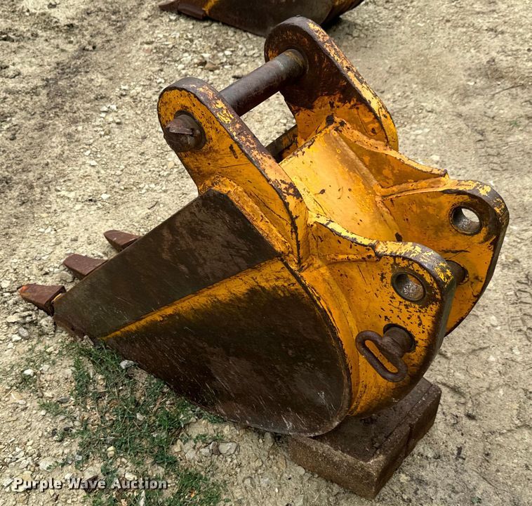 image for item MU9822 (4) backhoe buckets