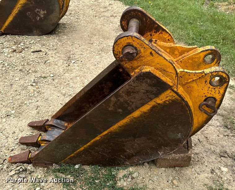 image for item MU9822 (4) backhoe buckets