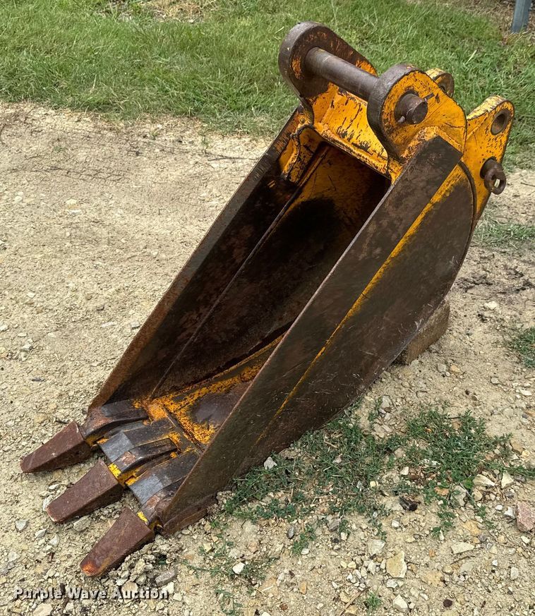 image for item MU9822 (4) backhoe buckets