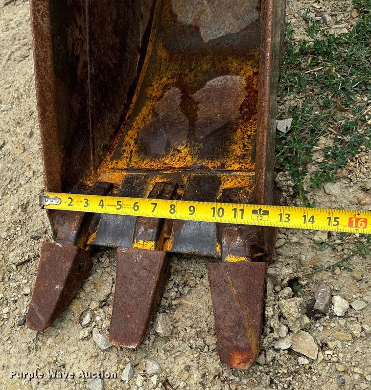 image for item MU9822 (4) backhoe buckets