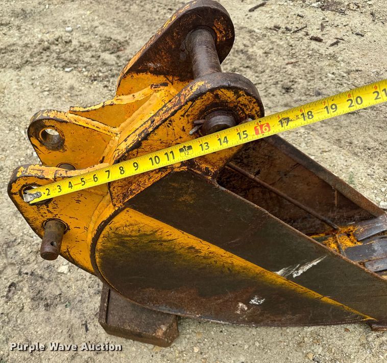 image for item MU9822 (4) backhoe buckets