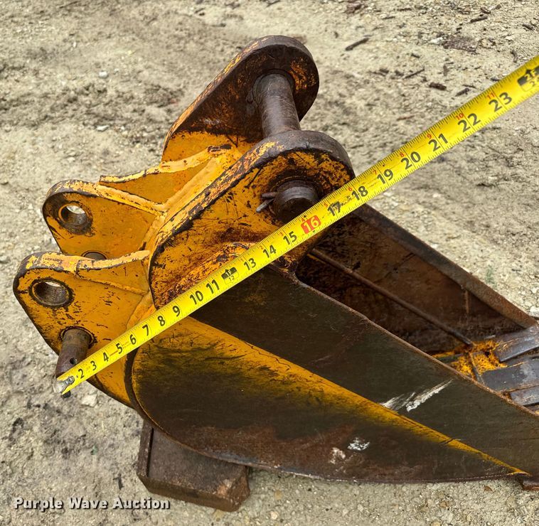 image for item MU9822 (4) backhoe buckets