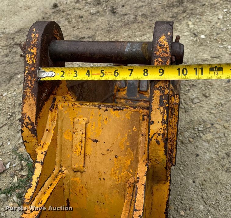 image for item MU9822 (4) backhoe buckets