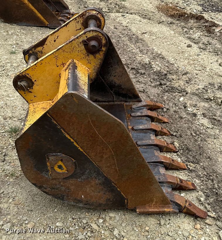 image for item MU9822 (4) backhoe buckets