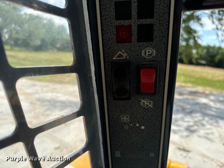 image for item MU9838 2010 Gehl 5640 Turbo E Series skid steer loader