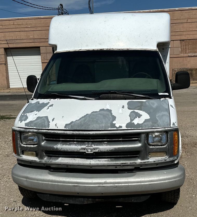 image for item MU9854 2000 Chevrolet  Express 3500 delivery truck