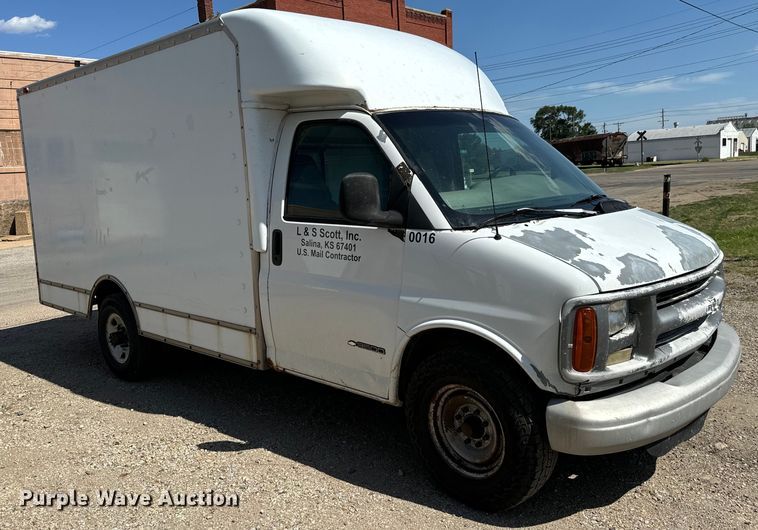 image for item MU9854 2000 Chevrolet  Express 3500 delivery truck