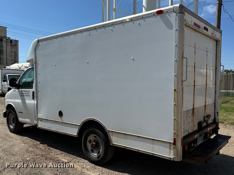 image for item MU9854 2000 Chevrolet  Express 3500 delivery truck