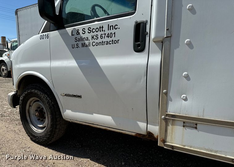 image for item MU9854 2000 Chevrolet  Express 3500 delivery truck