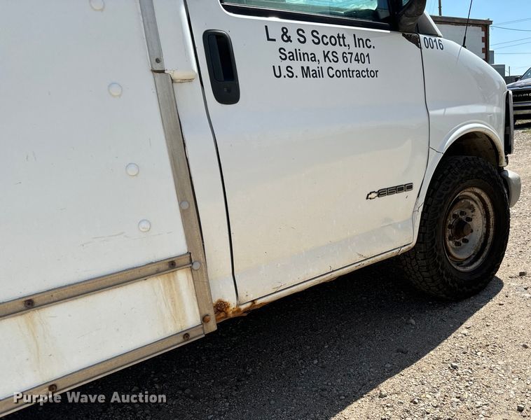 image for item MU9854 2000 Chevrolet  Express 3500 delivery truck
