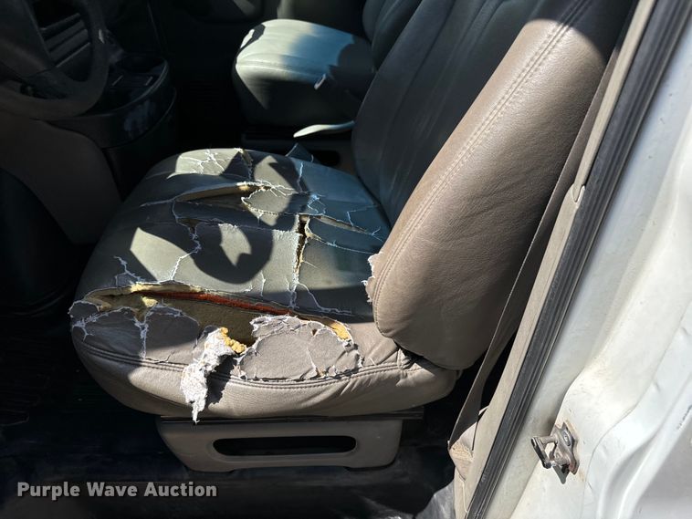 image for item MU9854 2000 Chevrolet  Express 3500 delivery truck