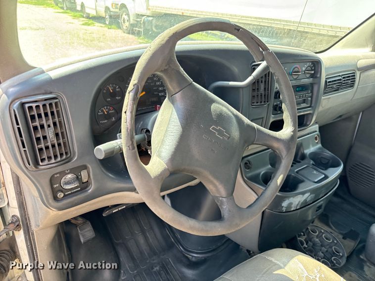 image for item MU9854 2000 Chevrolet  Express 3500 delivery truck