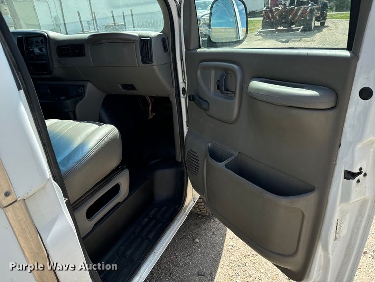 image for item MU9854 2000 Chevrolet  Express 3500 delivery truck