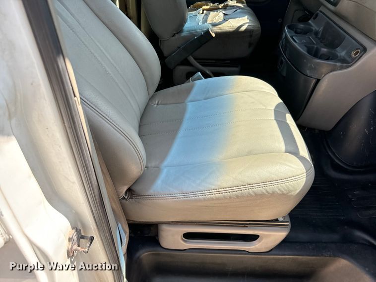 image for item MU9854 2000 Chevrolet  Express 3500 delivery truck