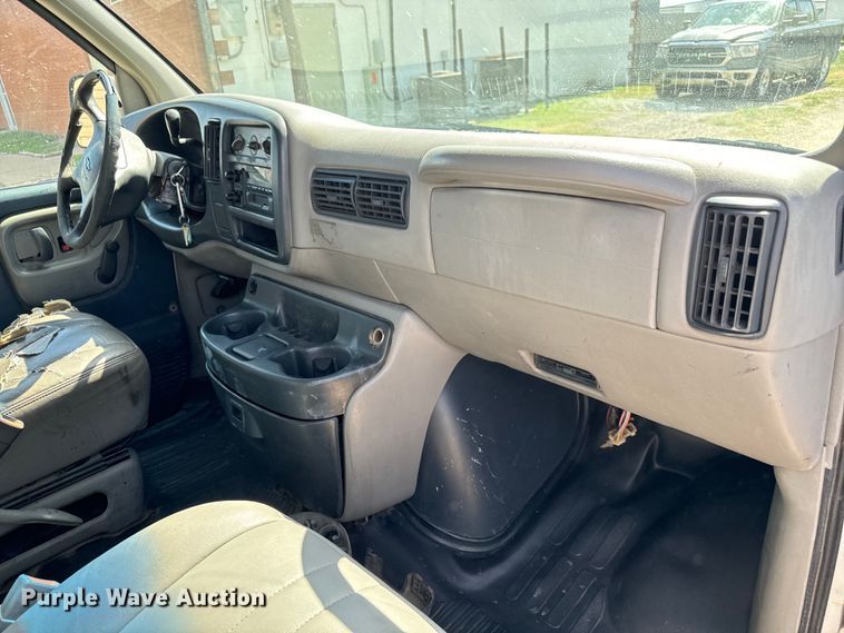 image for item MU9854 2000 Chevrolet  Express 3500 delivery truck