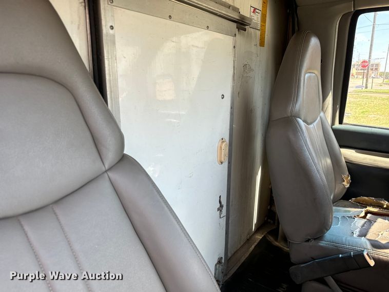 image for item MU9854 2000 Chevrolet  Express 3500 delivery truck