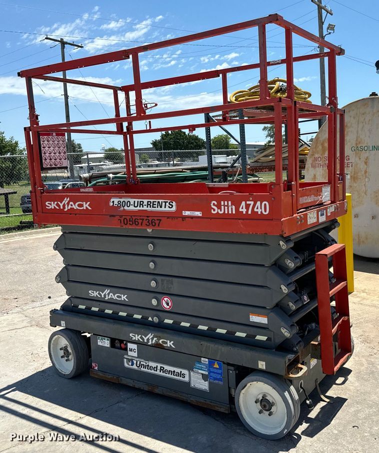image for item MU9872 2017 SkyJack  SJIII 4740 scissor lift