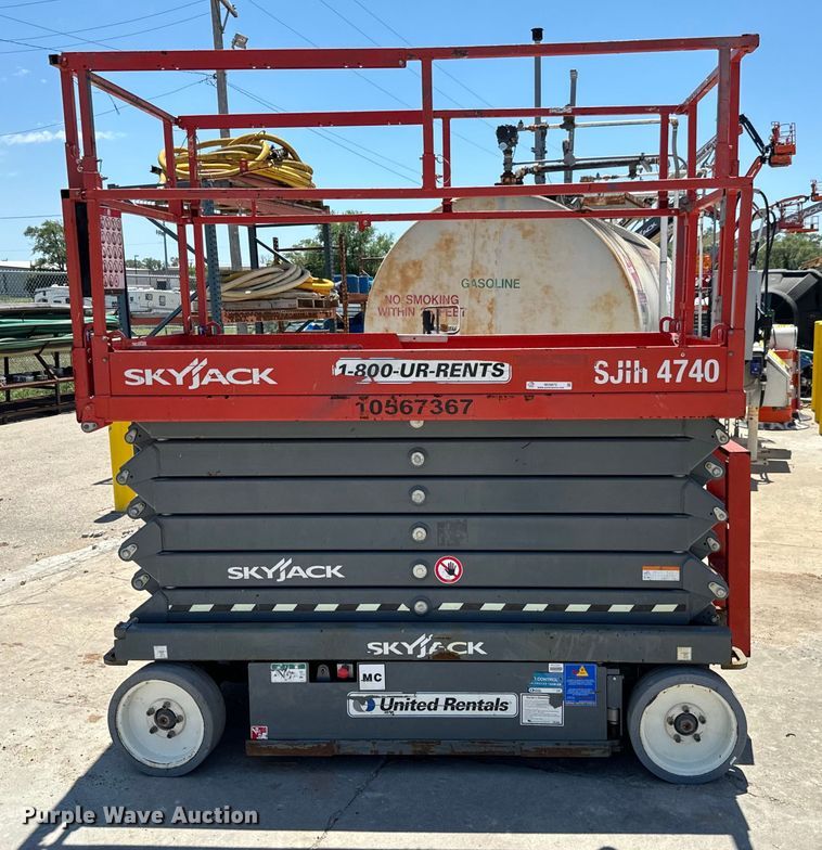 image for item MU9872 2017 SkyJack  SJIII 4740 scissor lift