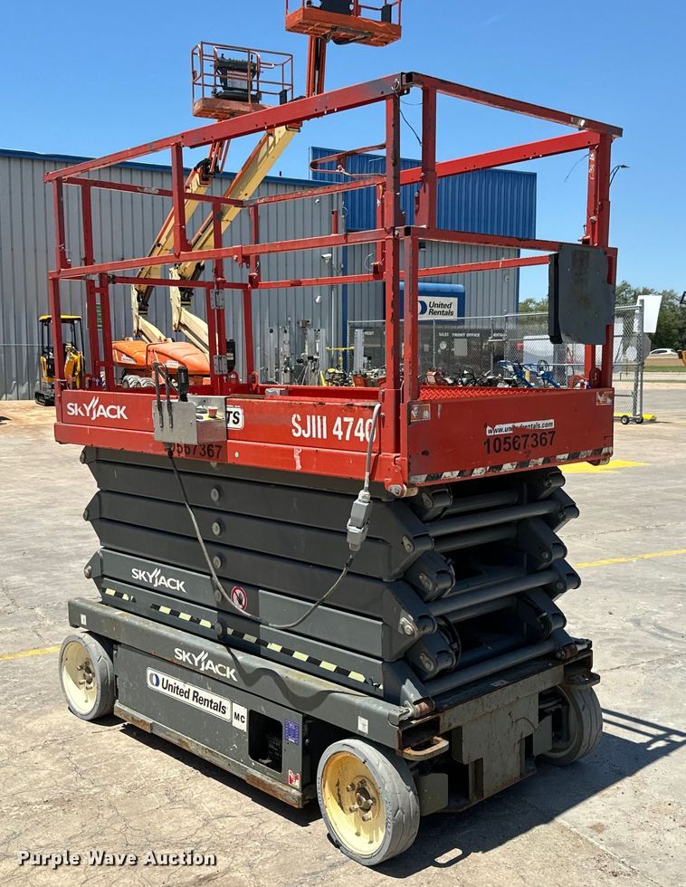 image for item MU9872 2017 SkyJack  SJIII 4740 scissor lift
