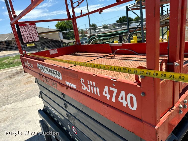 image for item MU9872 2017 SkyJack  SJIII 4740 scissor lift