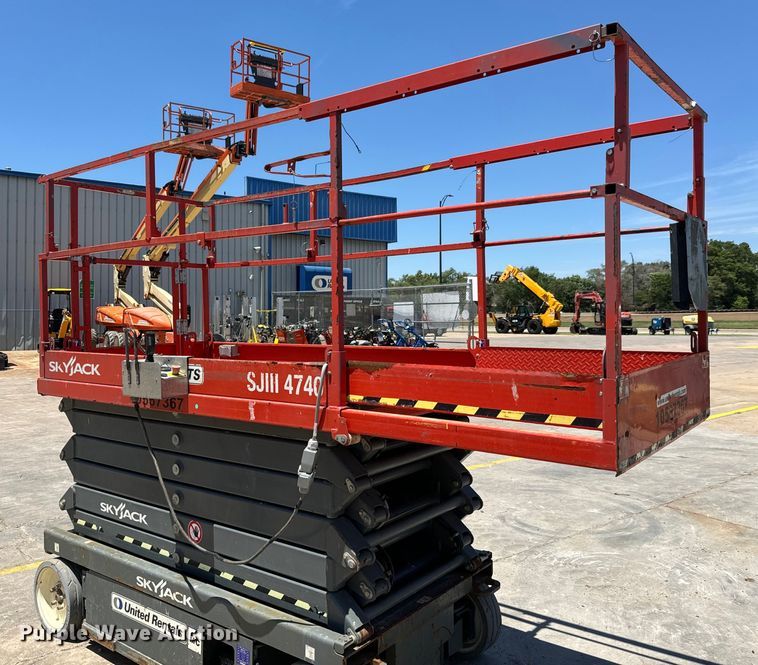 image for item MU9872 2017 SkyJack  SJIII 4740 scissor lift