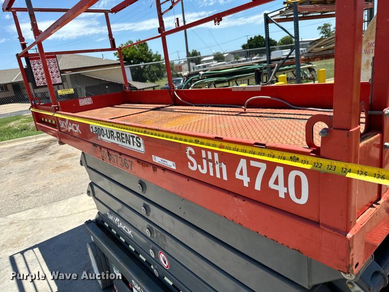 image for item MU9872 2017 SkyJack  SJIII 4740 scissor lift