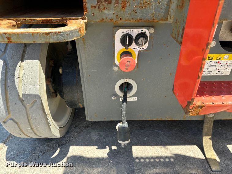 image for item MU9872 2017 SkyJack  SJIII 4740 scissor lift