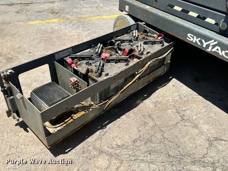 image for item MU9872 2017 SkyJack  SJIII 4740 scissor lift