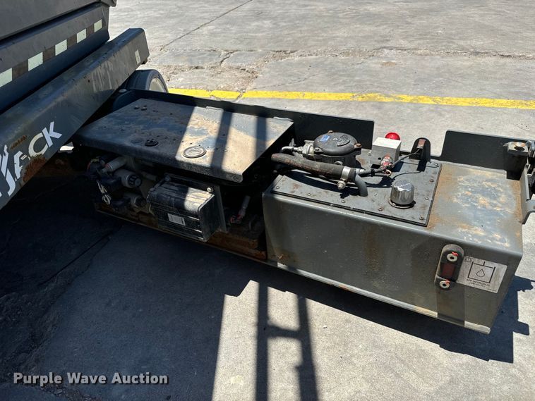 image for item MU9872 2017 SkyJack  SJIII 4740 scissor lift