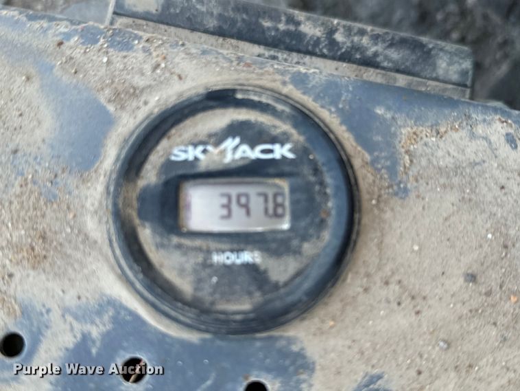 image for item MU9872 2017 SkyJack  SJIII 4740 scissor lift