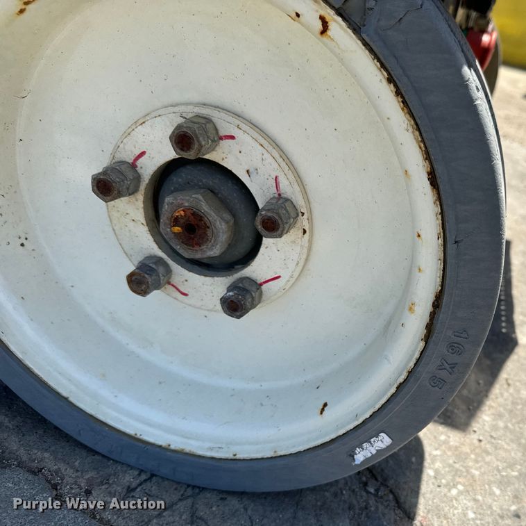 image for item MU9872 2017 SkyJack  SJIII 4740 scissor lift