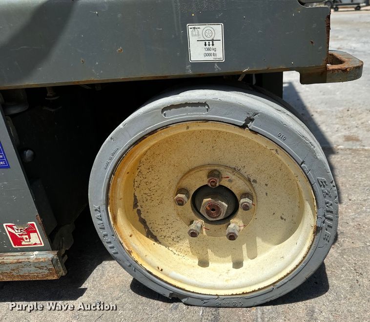 image for item MU9872 2017 SkyJack  SJIII 4740 scissor lift