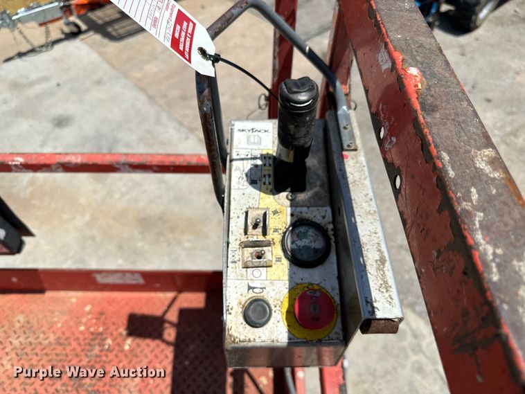 image for item MU9873 2018 SkyJack  SJIII 4740 scissor lift