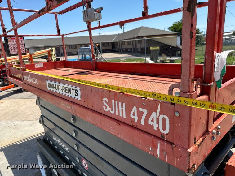 image for item MU9873 2018 SkyJack  SJIII 4740 scissor lift