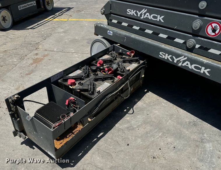 image for item MU9873 2018 SkyJack  SJIII 4740 scissor lift