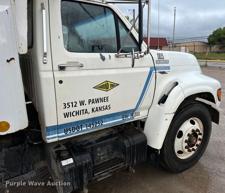 image for item NL9872 1995 Ford F800 dump truck