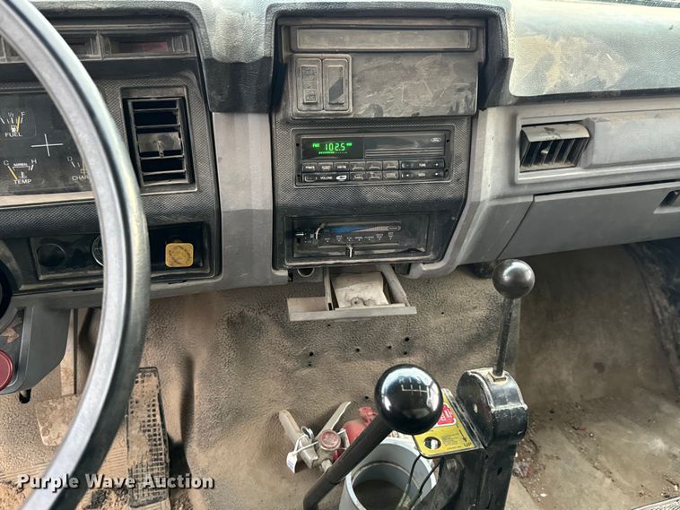 image for item NL9872 1995 Ford F800 dump truck