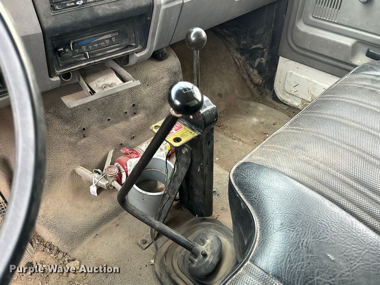 image for item NL9872 1995 Ford F800 dump truck