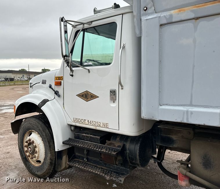 image for item NL9877 1995 International  4900 dump truck