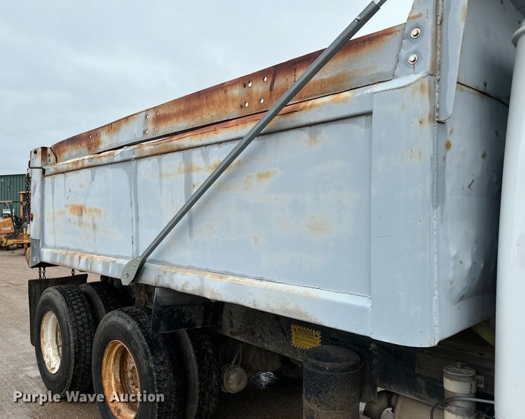 image for item NL9877 1995 International  4900 dump truck