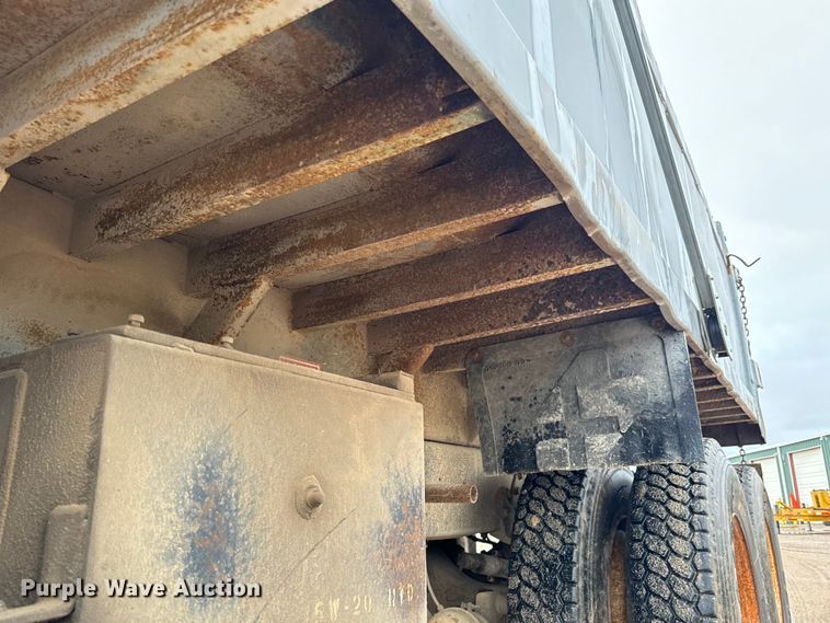image for item NL9877 1995 International  4900 dump truck