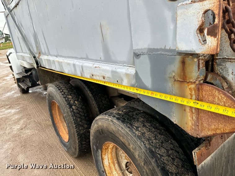 image for item NL9877 1995 International  4900 dump truck