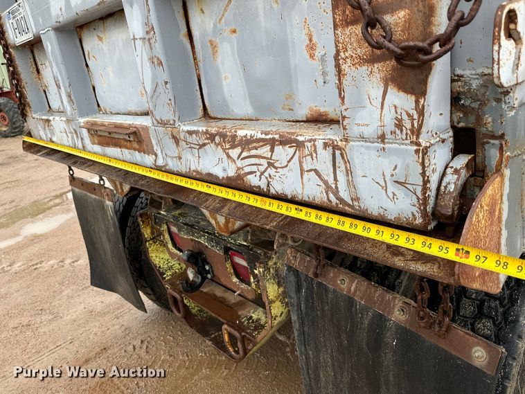 image for item NL9877 1995 International  4900 dump truck