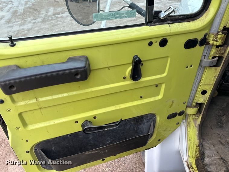 image for item NL9877 1995 International  4900 dump truck