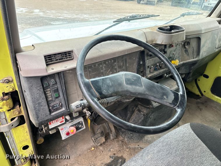 image for item NL9877 1995 International  4900 dump truck