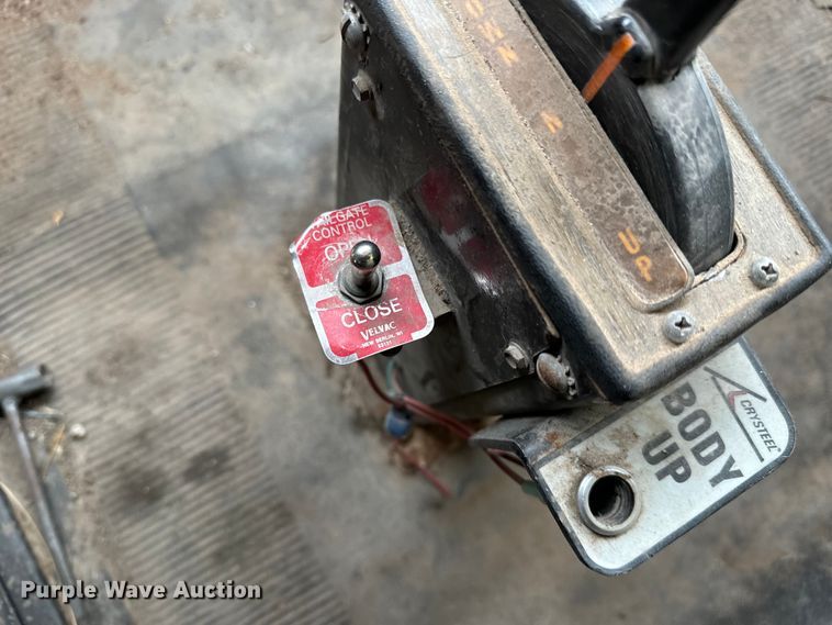 image for item NL9877 1995 International  4900 dump truck