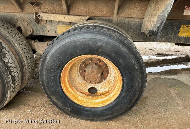 image for item NL9877 1995 International  4900 dump truck